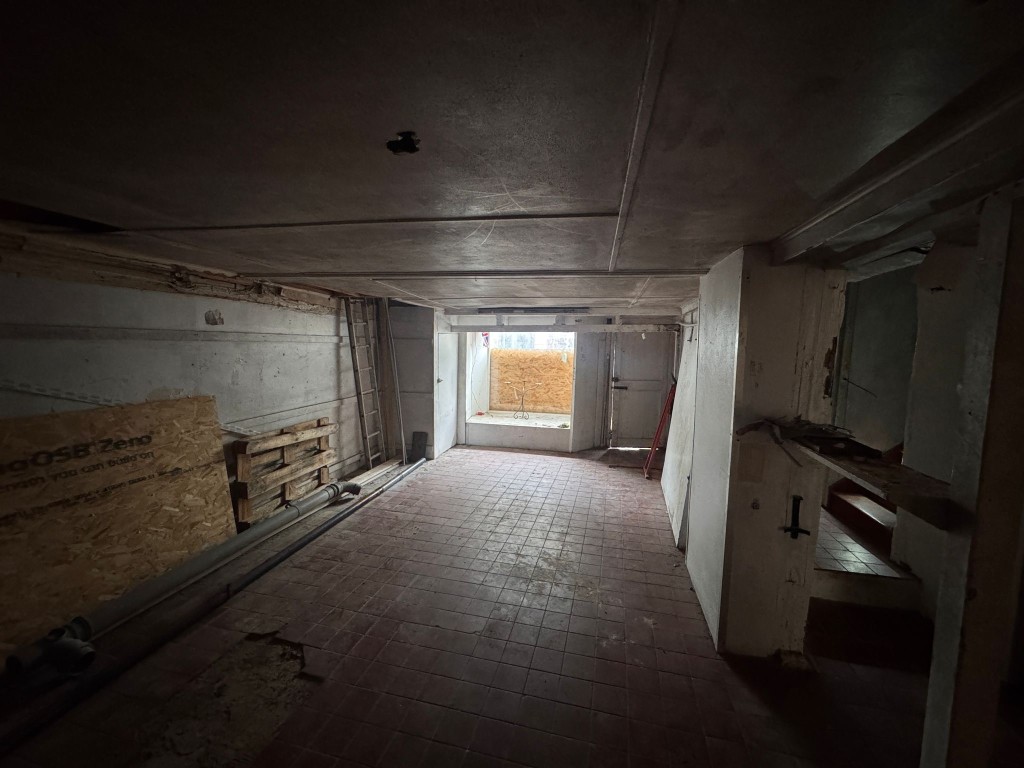 Lot: 140 - FREEHOLD COMMERCIAL BUILDING WITH PLANNING FOR REDEVELOPMENT - Ground floor towards the front